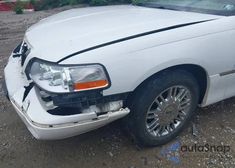 2007 Lincoln Town Car Signature Limited from USA, damaged, VIN 1LNHM82W57Y633673